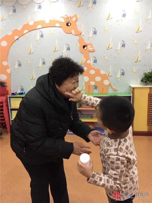 "感恩相伴 与爱同行”幼儿园感恩节主题教学活动