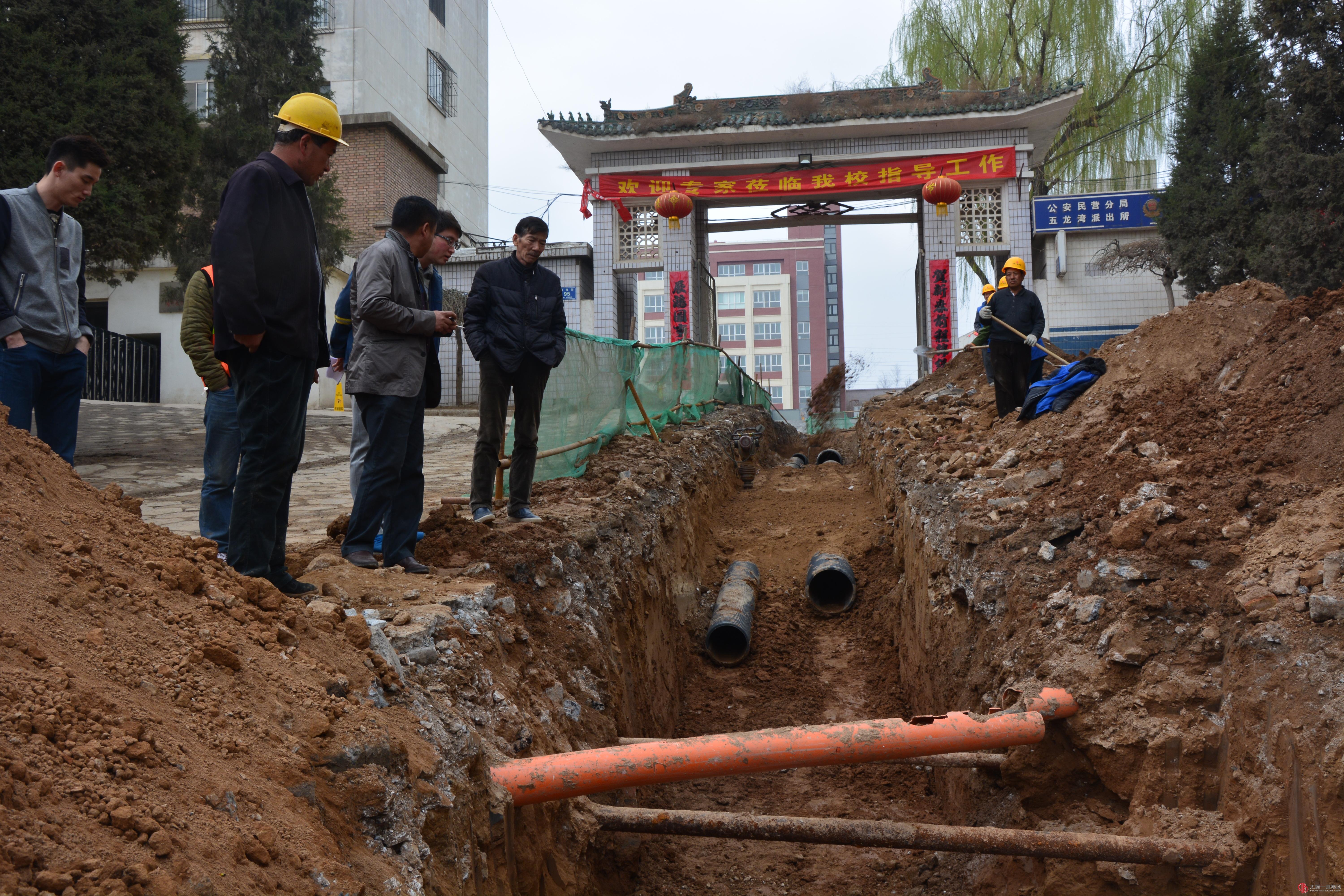 清明散雨，人心暖;节日施工，铸丰碑