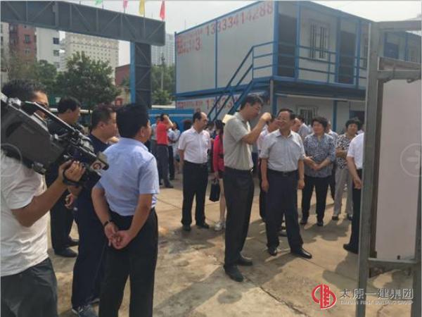 省政协副主席朱先奇等政协委员莅临太原一建集团三分公司承建的太原市龙潭公园南门地下停车场项目工地视察指导